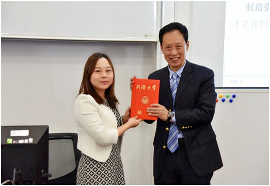 同濟大學經(jīng)管學院MBA中心副主任崔麒元(左)和IE專家關田鐵洪(右)
